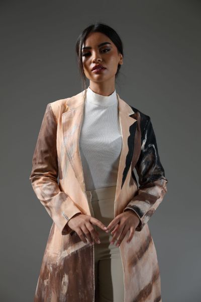 عباية  خليجية عصرية برسومات هندسية متداخلة